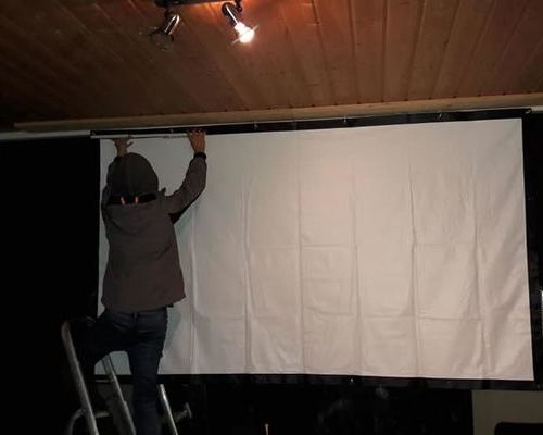 Installation Beamer und Leinwand