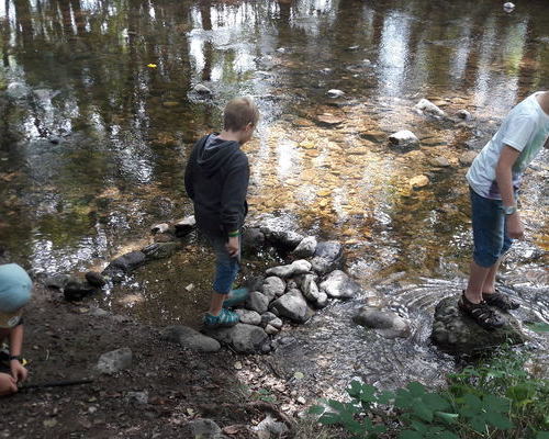 Spielen am bach